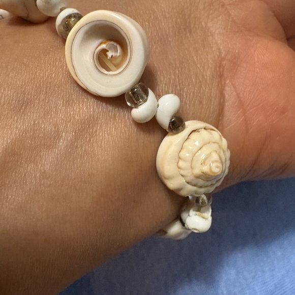 Very Pretty Delicate White Shell Stretch Bracelet. Measures 9inches unstretched. - Picture 10 of 16